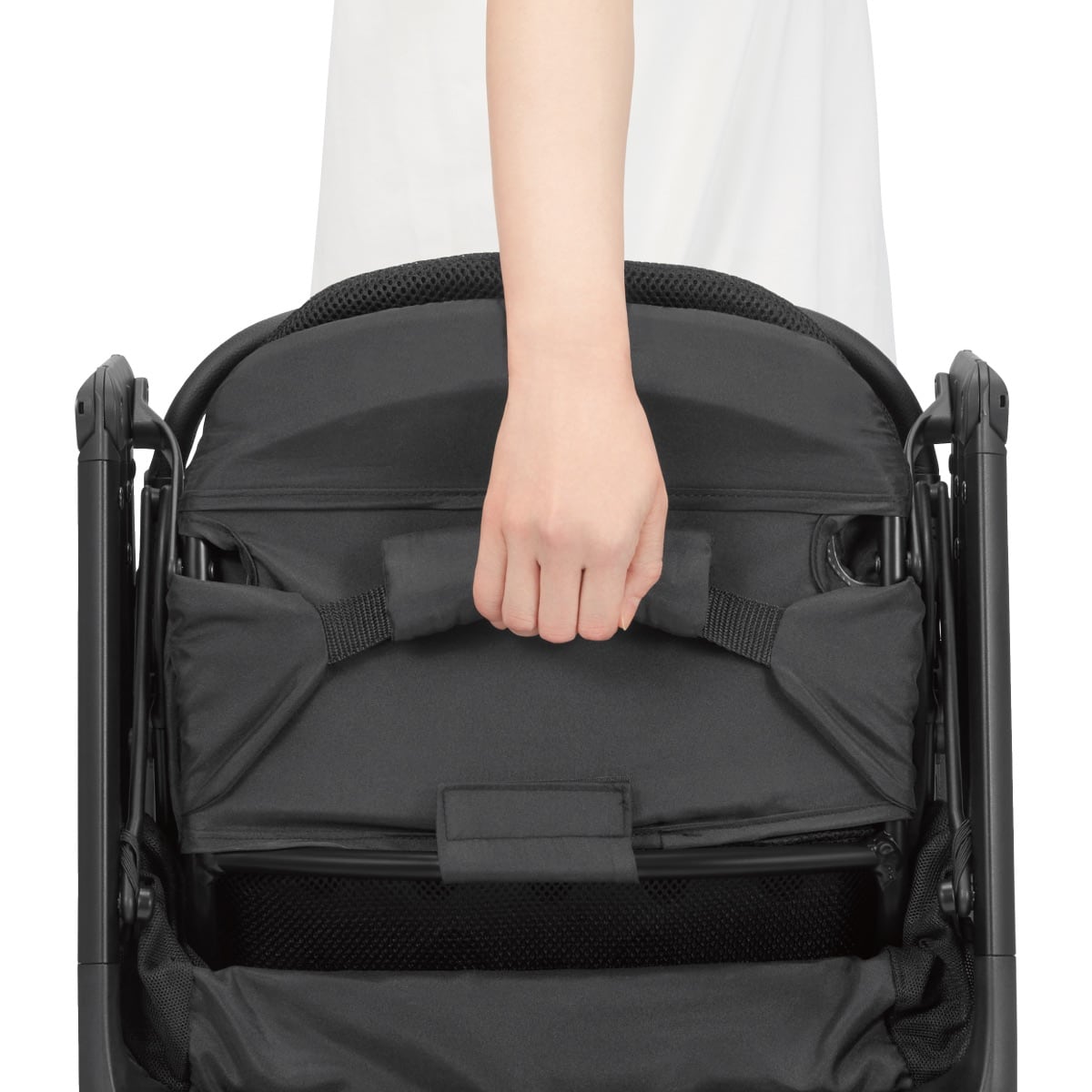 ベビーカーを折りたたんだ後、キャリーハンドルを片手で掴んで持ち運んでいる様子をクローズアップした画像。