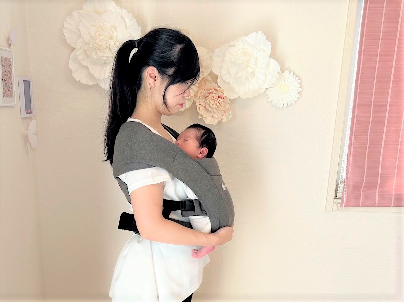 新生児を優しく包む抱っこ紐！エルゴエンブレースの魅力と使い方解説