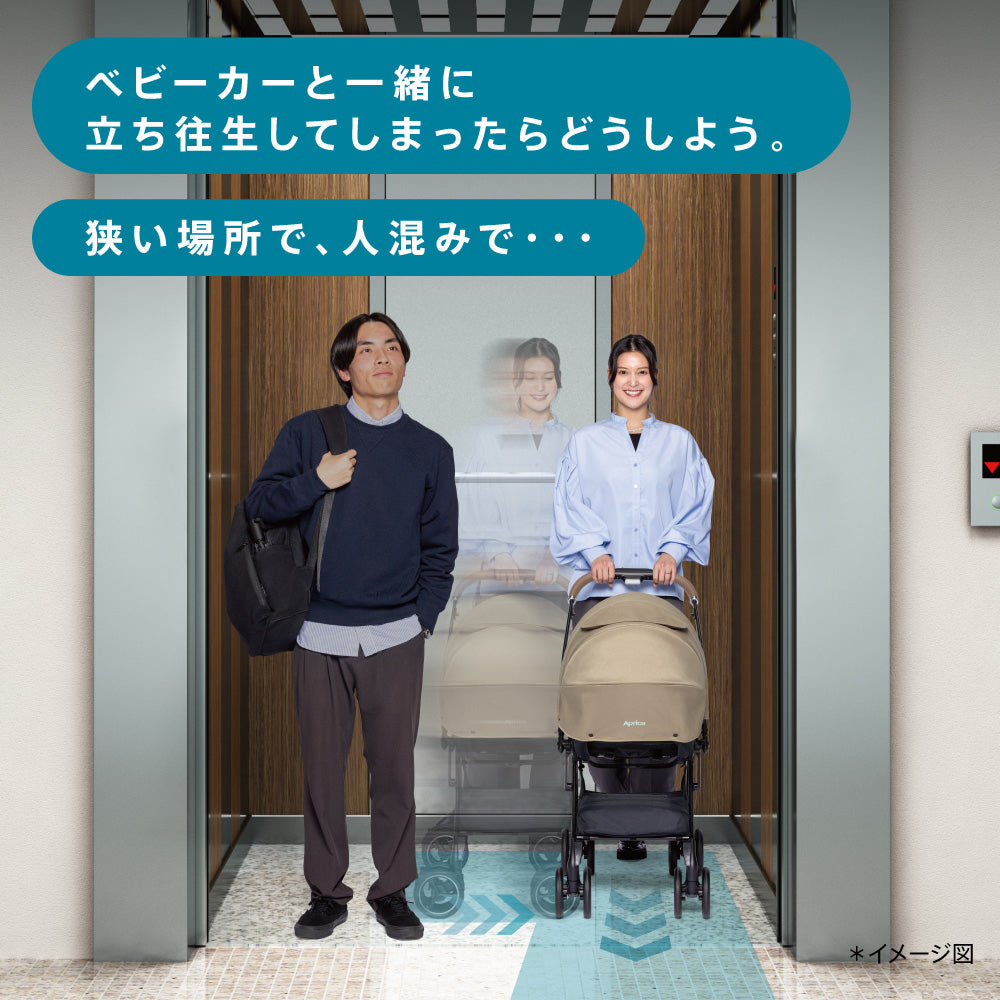 エレベーター内での使用イメージ。『ベビーカーと一緒に立ち往生してしまったらどうしよう』という不安に対し、真横にスライドして道を譲る様子を青い矢印で表現している。