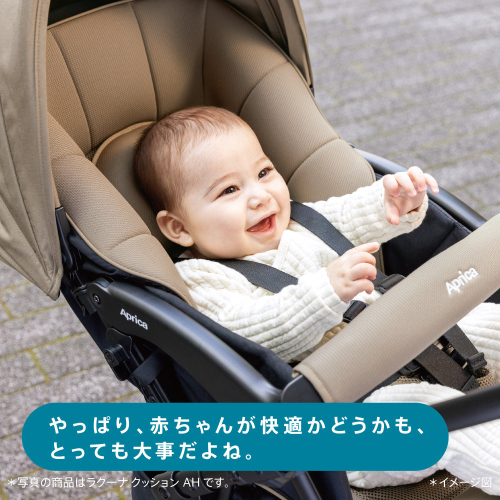 シートに座って笑顔を見せる赤ちゃんのアップ。『やっぱり、赤ちゃんが快適かどうかも、とっても大事だよね』というメッセージを込めた使用シーン。
