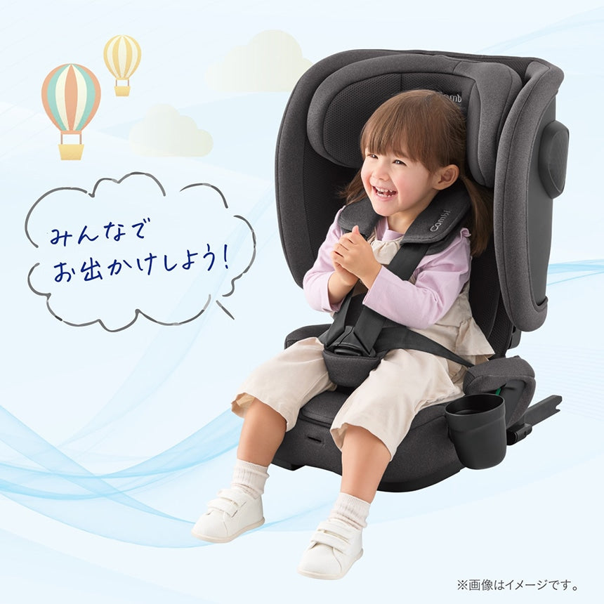 ジョイトリップ アドバンス air R129 UA（グレー）に座り「みんなでお出かけしよう！」と楽しそうに笑う女の子の利用イメージ