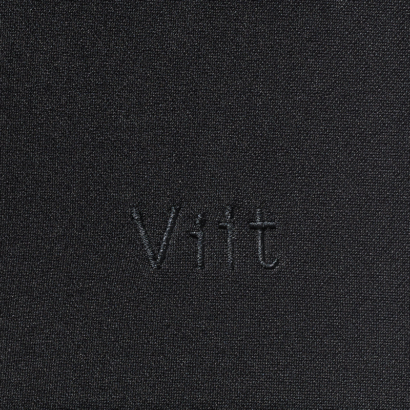 アップリカ ヴィット AB ジェットブラック BK 生地拡大 「Viit」の同色刺繍ロゴ