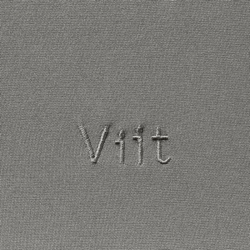 アップリカ ヴィット AB フォギーグリーン GN 生地拡大 「Viit」の同色刺繍ロゴ