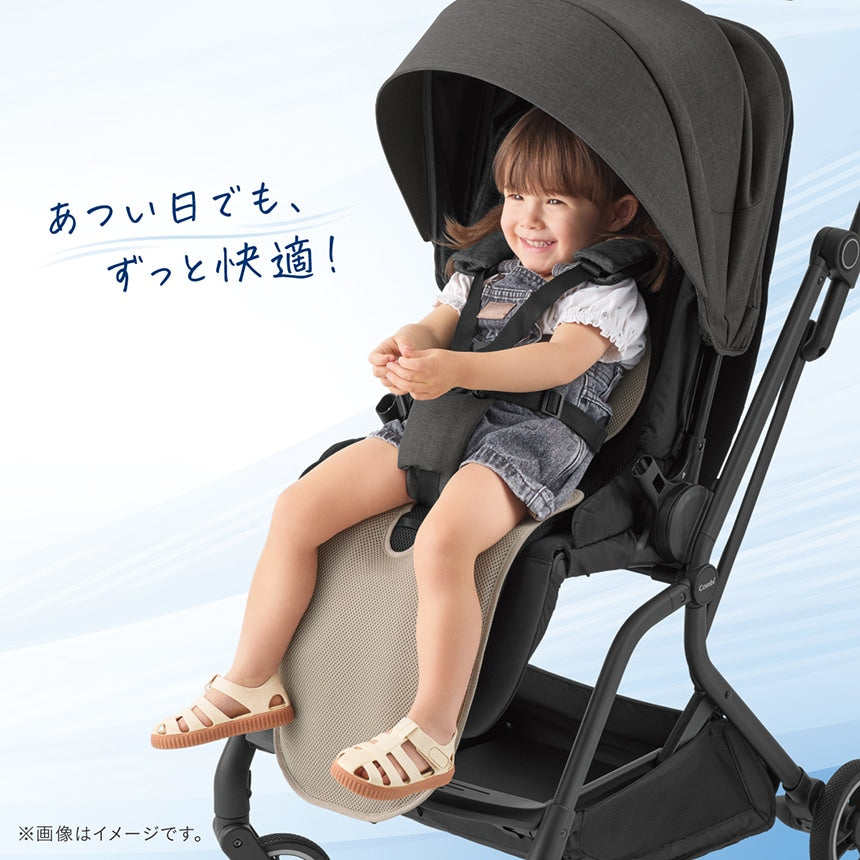 「あつい日でも、ずっと快適！」のキャッチコピーと使用イメージ画像。ベージュの送風ファン付きシートを装着したベビーカーに座り、暑い日でも笑顔で快適そうに過ごす子どもの様子。