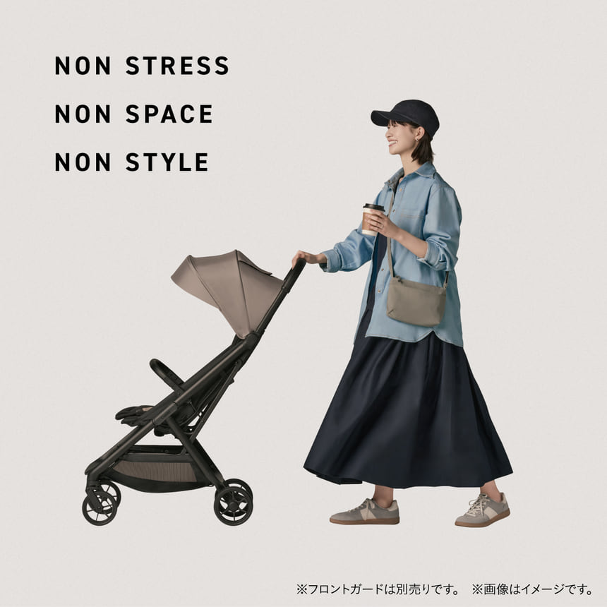 ベビーカー「autoN」を押して歩く女性のイメージ画像。「ノンストレス、ノンスペース、ノンスタイル」のキャッチコピーが書かれている。