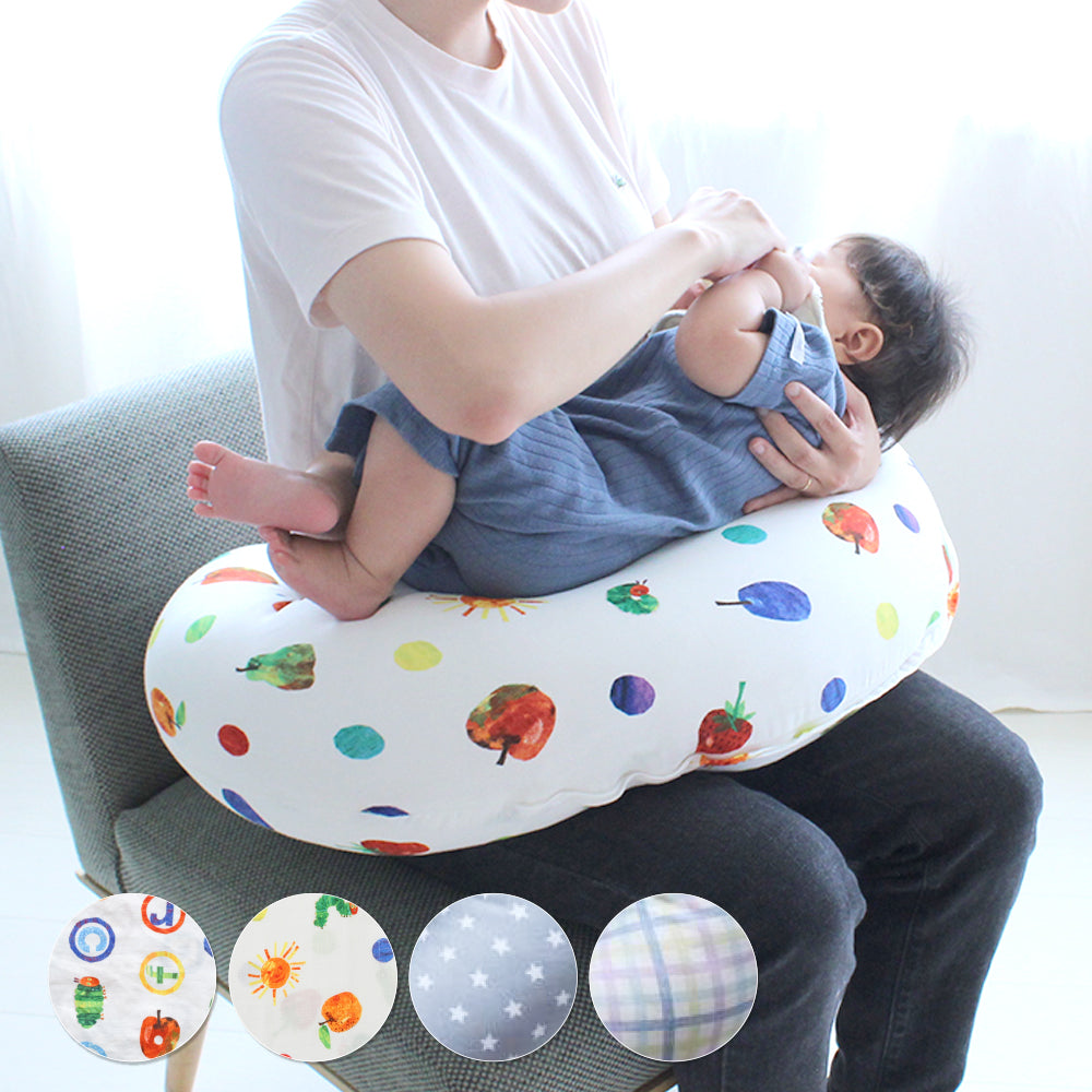 抱き枕にもなる大きめサイズの授乳クッション