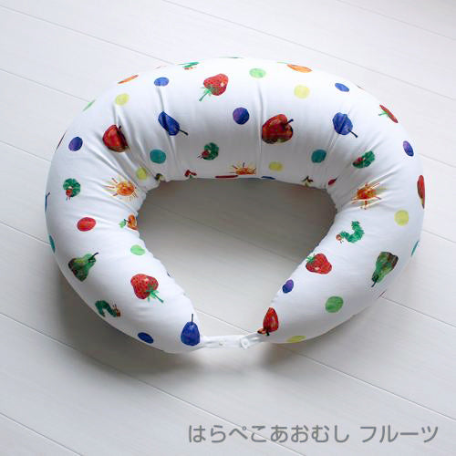 抱き枕にもなる大きめサイズの授乳クッション