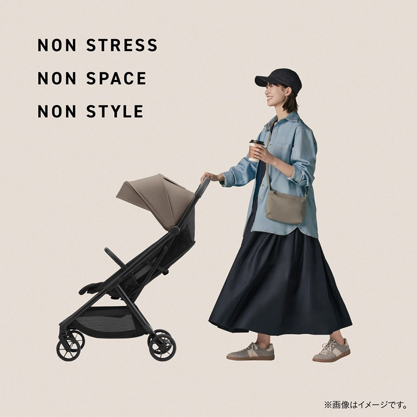 auto N secondを押して歩く女性。NON STRESS、NON SPACE、NON STYLE