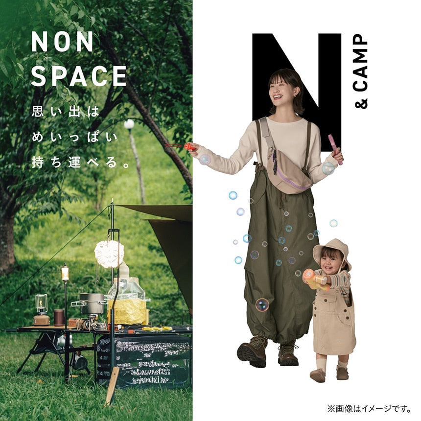 キャンプ場で遊ぶ親子。荷物が多くてもスペースを取らないコンパクト設計（N & CAMP）