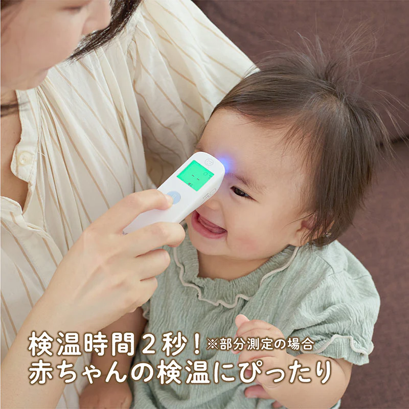 お母さんが赤ちゃんの体温を2秒で検温する様子。動く赤ちゃんでも素早く測定可能