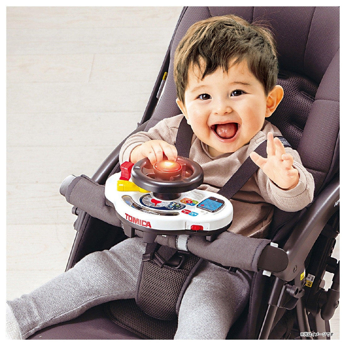 おでかけ大好き!トミカサウンドハンドル パトロールカー タカラトミー　ベビーカーに取り付け