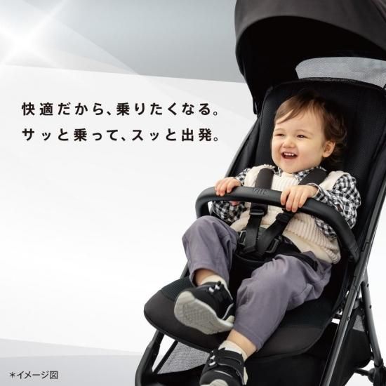 広々としたシートに座って笑顔を見せる赤ちゃんと、日差しを遮る大きなキャノピーのイメージ